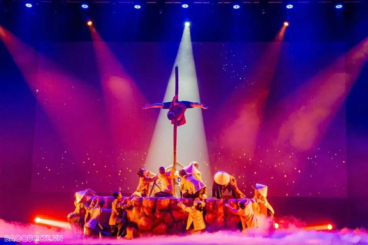 Một tiết mục của nghệ sĩ Nhà hát Bông Sen.