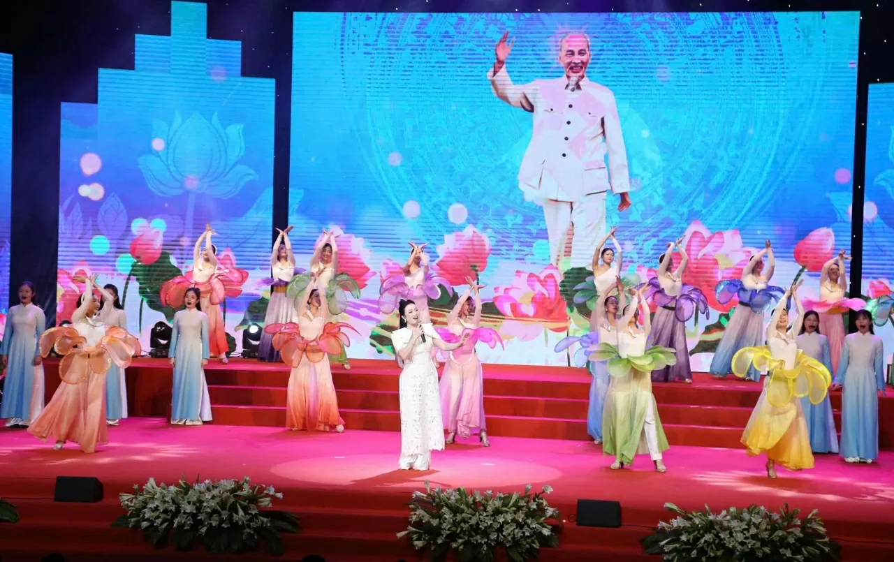 Vinh Quang Việt Nam 2025: Tự hào những tấm gương cống hiến, khơi dậy khát vọng phát triển