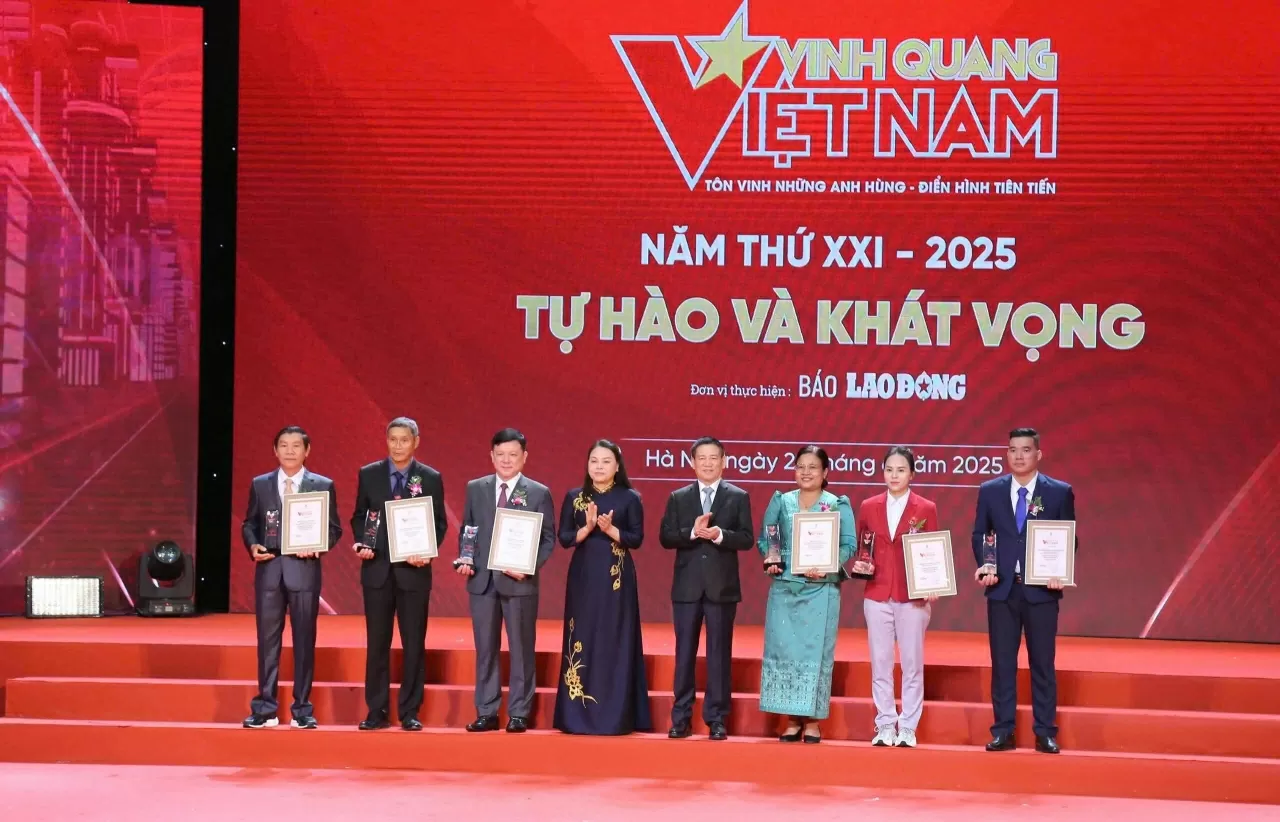 Vinh Quang Việt Nam 2025: Tự hào những tấm gương cống hiến, khơi dậy khát vọng phát triển Vinh Quang Việt Nam 2025: Tự hào những tấm gương cống hiến, khơi dậy khát vọng phát triển