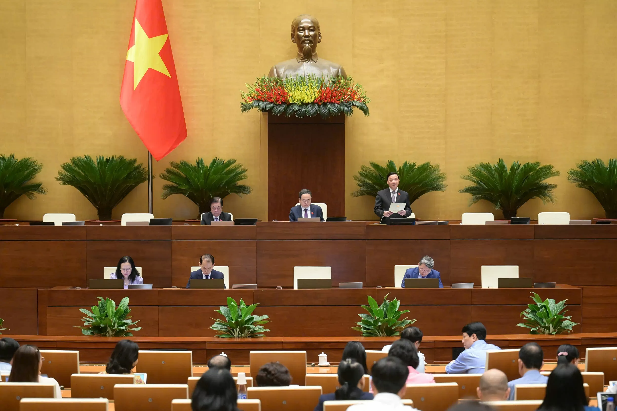 Phó Chủ tịch Quốc hội Nguyễn Khắc Định điều hành nội dung phiên thảo luận. (Nguồn: Quốc hội)