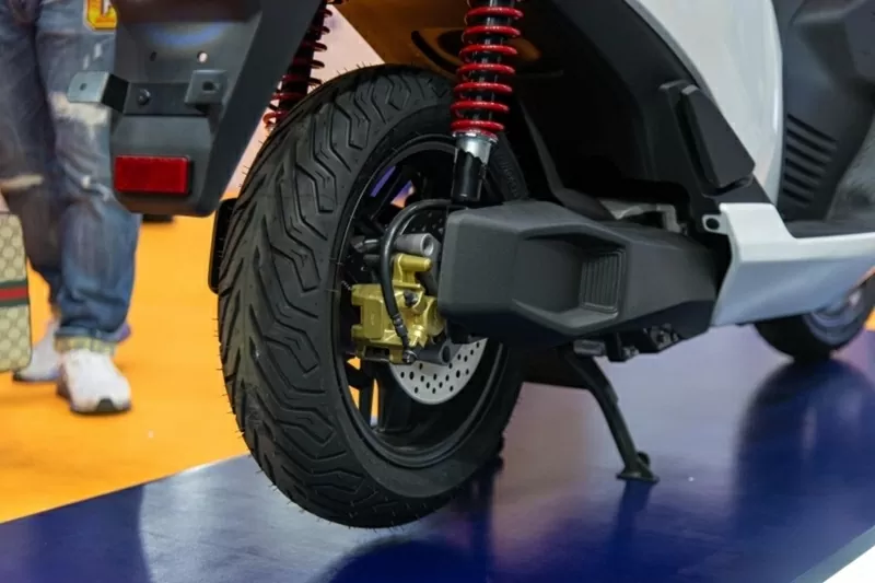 E3 Mobility Deux7 được trang bị phanh đĩa ở cả hai bánh E3 Mobility Deux7 được trang bị phanh đĩa ở cả hai bánh