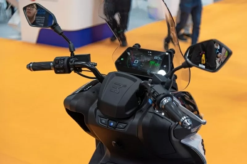 Phần tay lái của E3 Mobility Deux7 gợi nhớ đến mẫu Honda PCX Phần tay lái của E3 Mobility Deux7 gợi nhớ đến mẫu Honda PCX