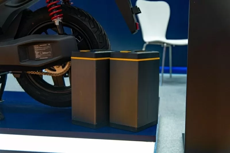 Xe máy điện Deux7 được trang bị hai viên pin rời