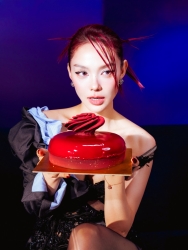 Diễn viên Minh Hằng xinh đẹp, rạng rỡ tuổi 38