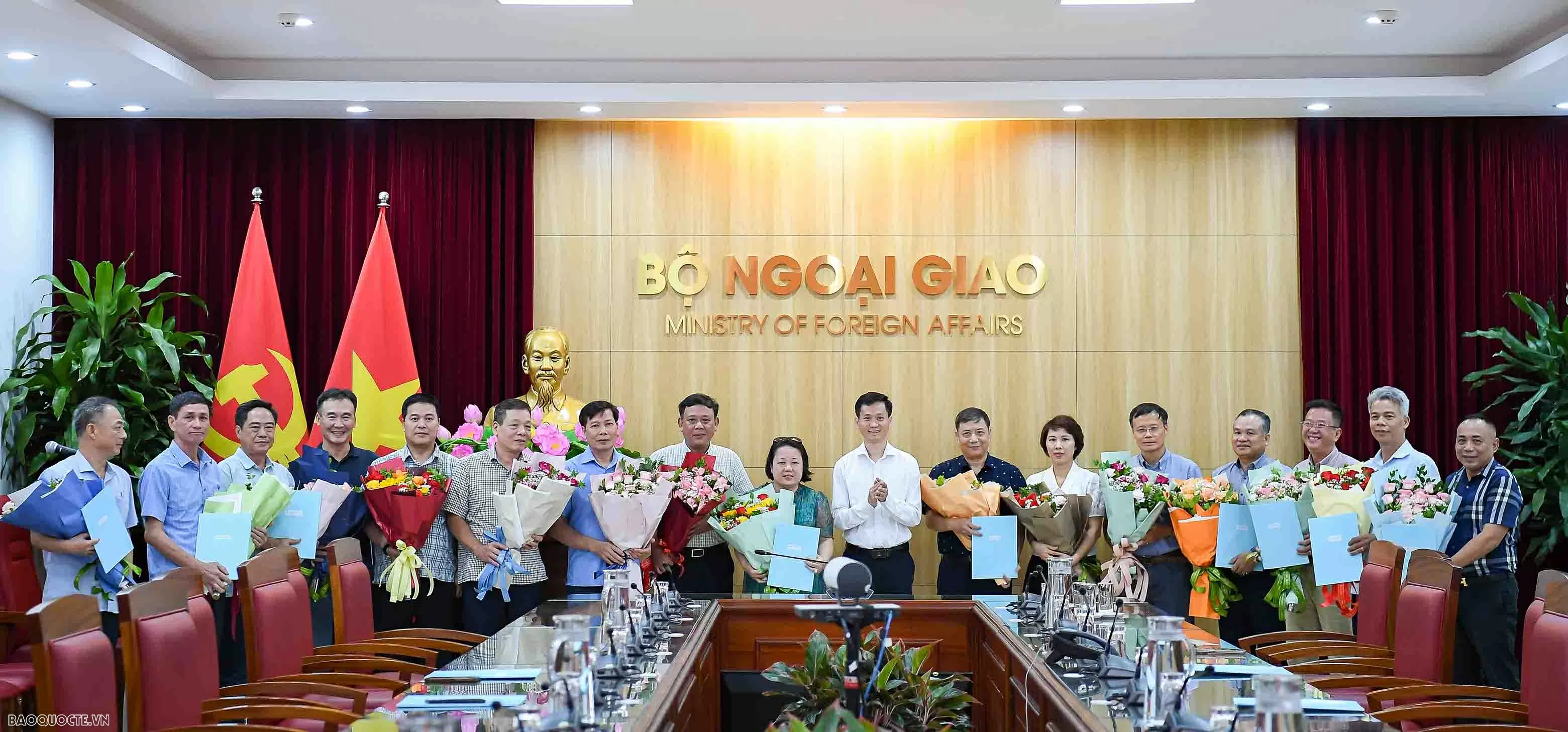 Bộ Ngoại giao trao quyết định cho các đồng chí nghỉ hưu theo Nghị định 178