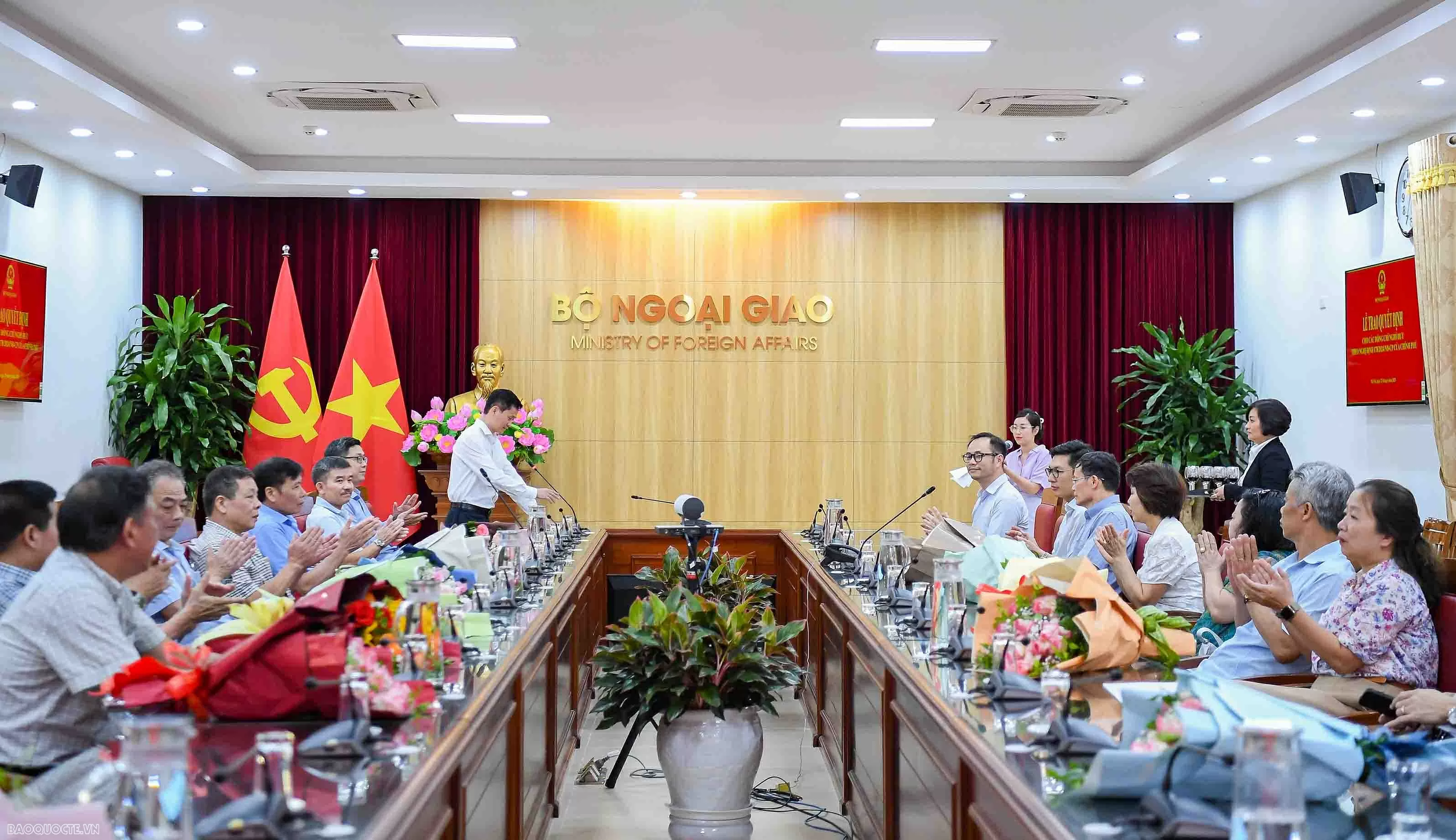 Bộ Ngoại giao trao quyết định cho các đồng chí nghỉ hưu theo Nghị định 178