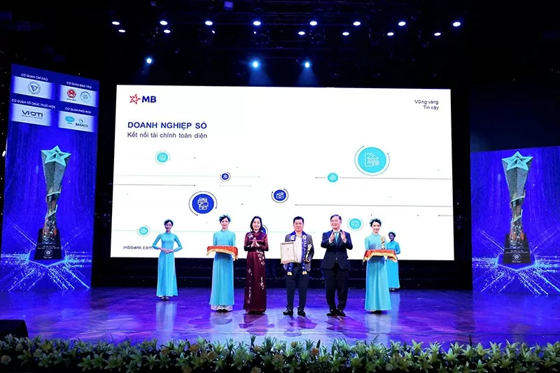 Phó Chủ tịch Quốc hội Nguyễn Thị Thanh và Chủ tịch Liên hiệp các Hội Khoa học và Kỹ thuật Việt Nam Phan Xuân Dũng trao biểu trưng vinh danh Ngân hàng TMCP Quân đội (MB) đạt Top doanh nghiệp khoa học, công nghệ, đổi mới sáng tạo và chuyển đổi số