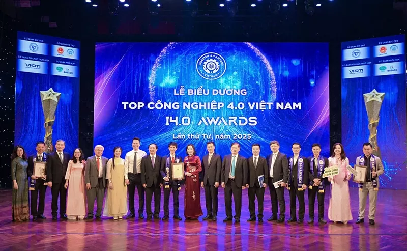 Phó tịch Quốc hội Nguyễn Thị Thanh và Chủ tịch Liên hiệp các Hội Khoa học và Kỹ thuật Việt Nam Phan Xuân Dũng chụp ảnh lưu niệm cùng Ban tổ chức