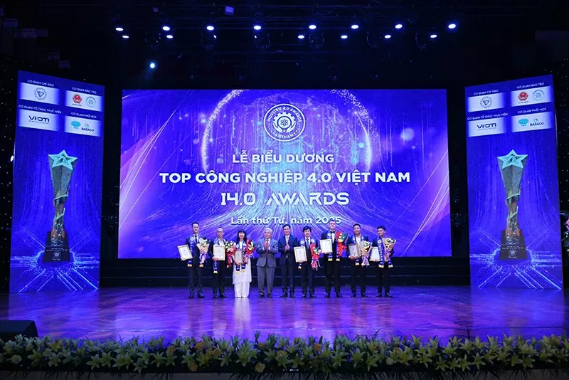 - TS Nguyễn Quân - Chủ tịch Hội đồng chuyên môn của chương trình biểu dương Top Công nghiệp 4.0 Việt Nam, Nguyên Bộ trưởng Bộ Khoa học và Công nghệ - Đồng chí Bùi Thế Duy - Ủy viên dự khuyết BCH Trung ương Đảng, Thứ trưởng Bộ Khoa học và Công nghệ chụp ảnh lưu niệm cùng các Doanh nhân tiêu biểu