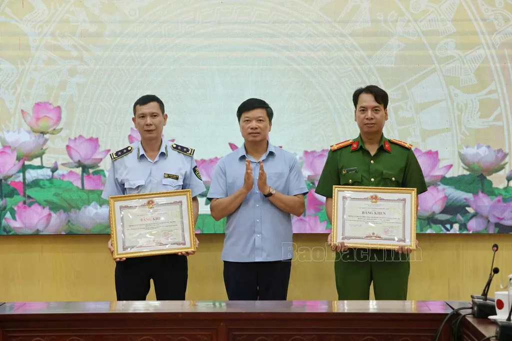 Phó Chủ tịch Thường trực UBND tỉnh Đào Quang Khải trao Bằng khen cho 2 tập thể có thành tích xuất sắc.