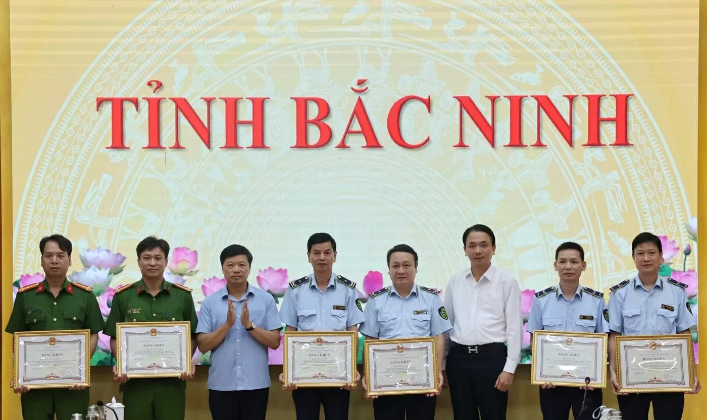 Các cá nhân có thành tích tiêu biểu được nhận Bằng khen của Chủ tịch UBND tỉnh Bắc Ninh. (Nguồn: Thương hiệu và Công luận) Các cá nhân có thành tích tiêu biểu được nhận Bằng khen của Chủ tịch UBND tỉnh Bắc Ninh. (Nguồn: Thương hiệu và Công luận)