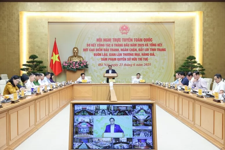 Thủ tướng Phạm Minh Chính chủ trì Hội nghị trực tuyến toàn quốc về chống buôn lậu, gian lận thương mại, hàng giả, xâm phạm quyền sở hữu trí tuệ. (Nguồn: VGP)