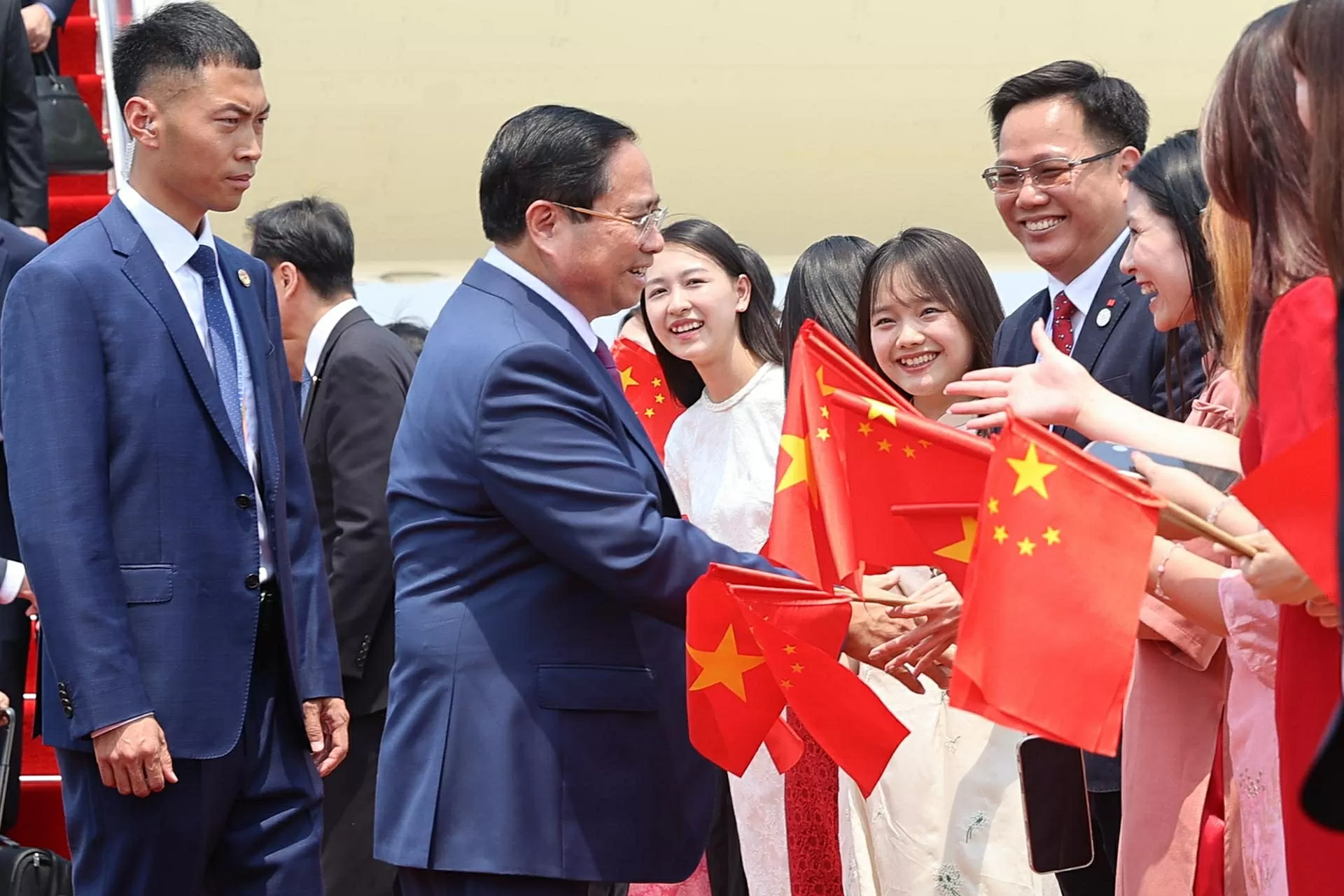 Thủ tướng tới Thiên Tân, bắt đầu chuyến công tác dự Hội nghị WEF và làm việc tại Trung Quốc