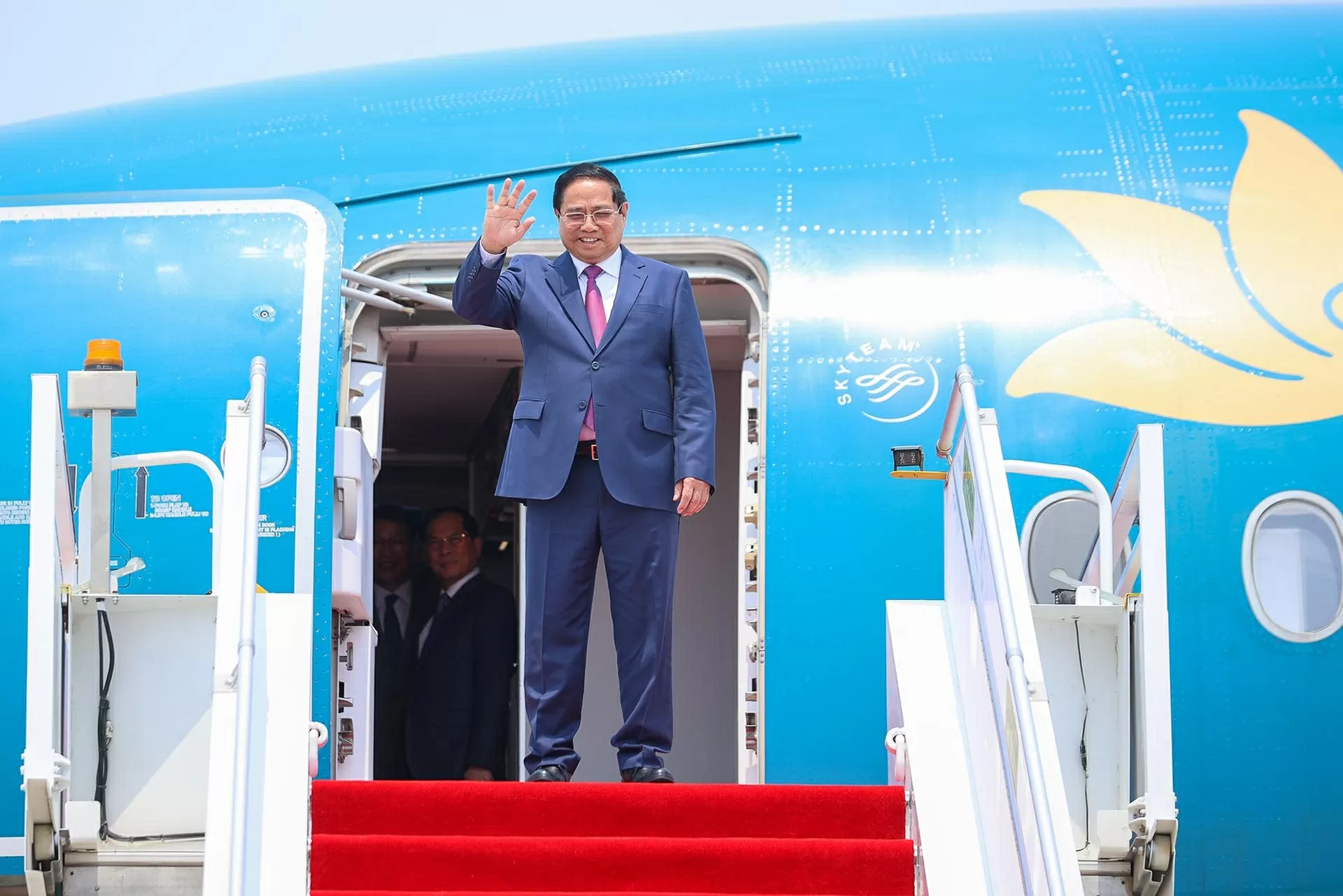 Thủ tướng tới Thiên Tân, bắt đầu chuyến công tác dự Hội nghị WEF và làm việc tại Trung Quốc