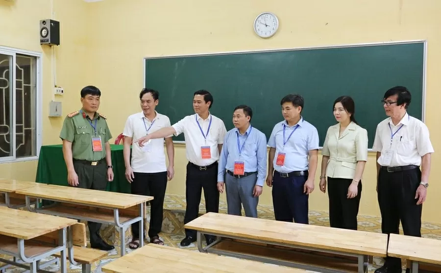 Phó Chủ tịch UBND tỉnh Bắc Ninh Lê Xuân Lợi kiểm tra phòng thi tại điểm thi THPT Nguyễn Du. (Nguồn