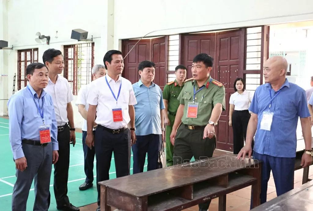 Kiểm tra khu vực để đồ của thí sinh tại điểm thi THPT Lý Thái Tổ. Kiểm tra khu vực để đồ của thí sinh tại điểm thi THPT Lý Thái Tổ.