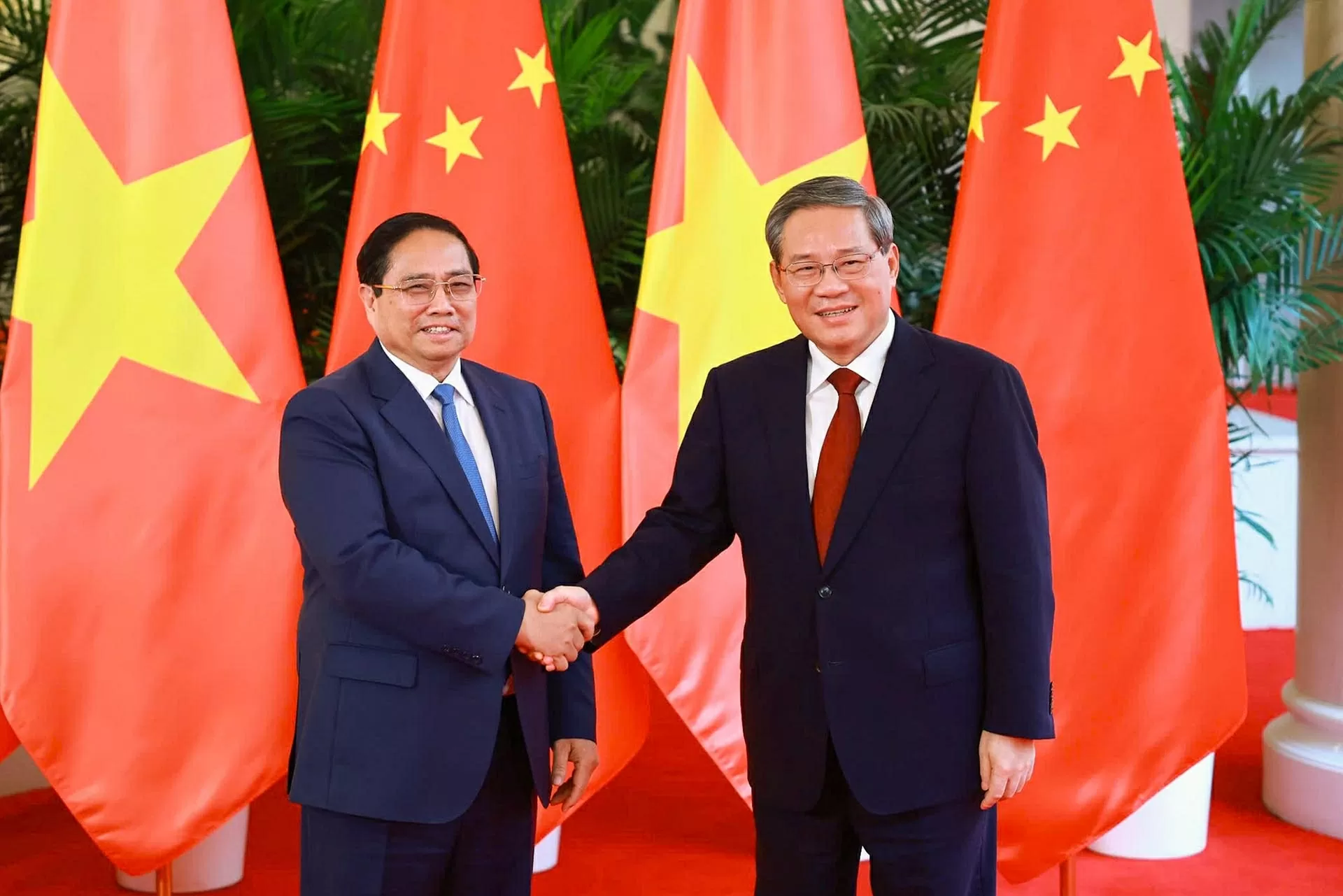 Thủ tướng Phạm Minh Chính và Thủ tướng Trung Quốc Lý Cường. (Nguồn: VGP)