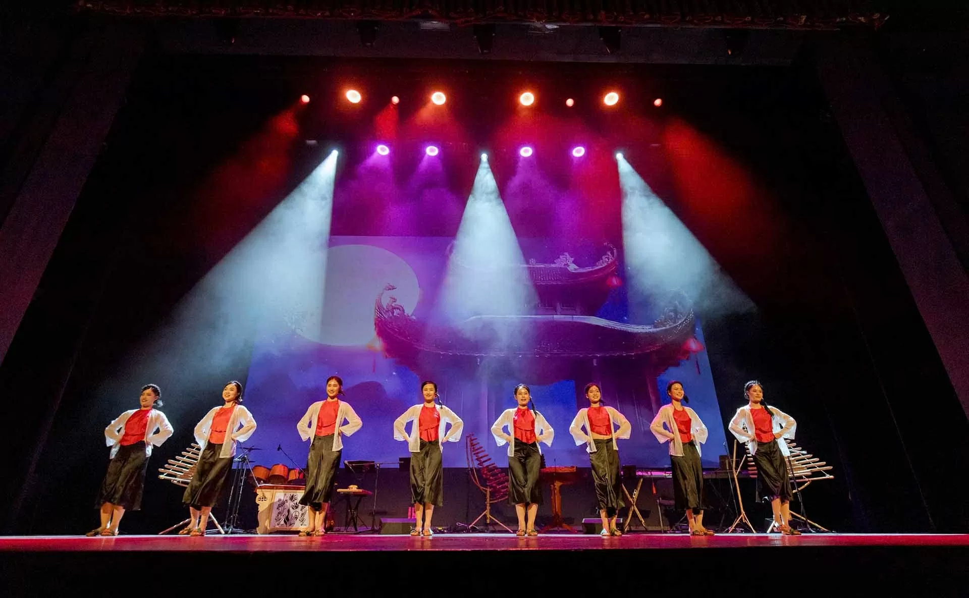 Tiết mục nhảy dân tộc của Việt Nam.