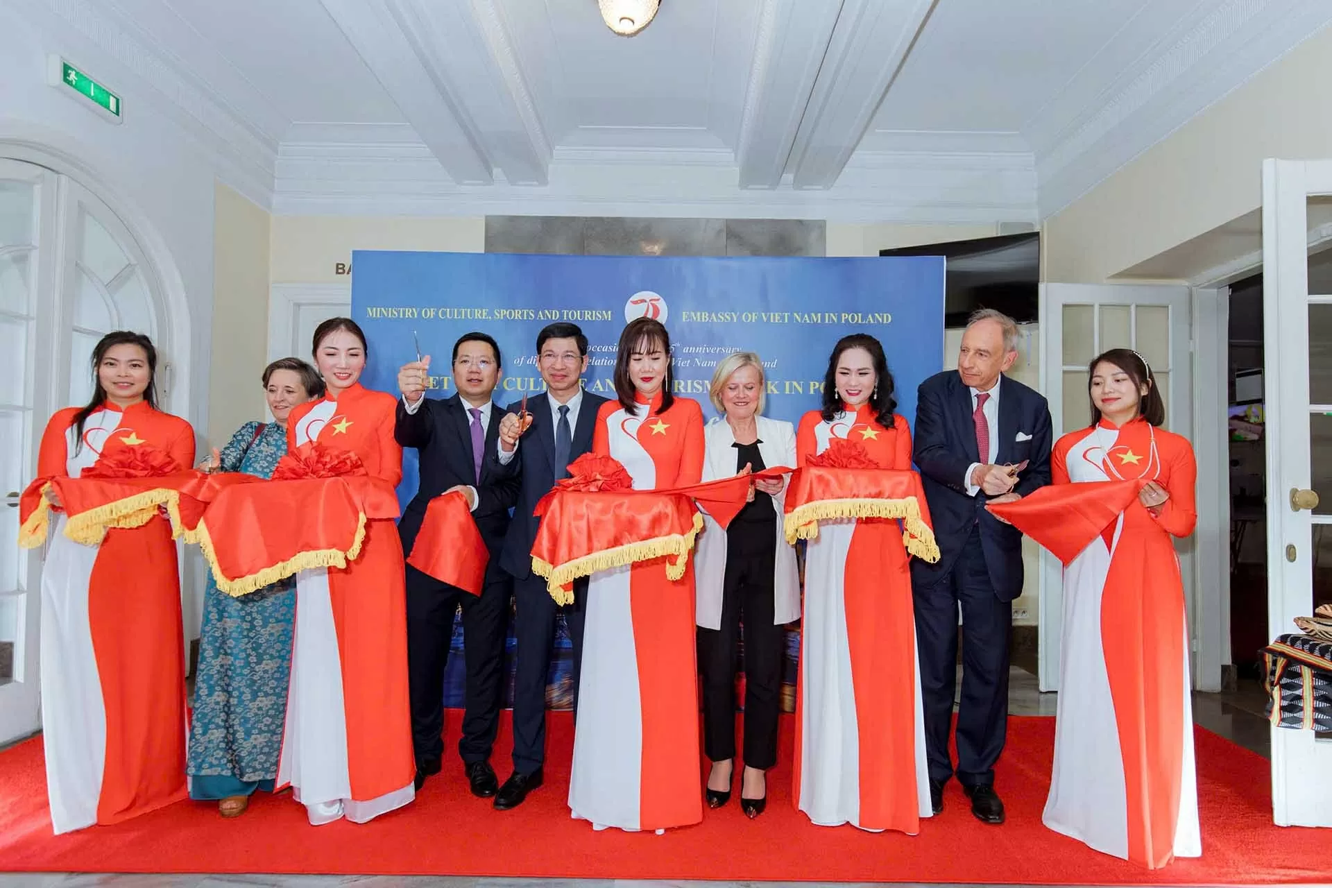 Cắt băng khai trương Triển lãm “Sắc màu văn hoá Việt Nam” do Trung tâm triển lãm văn hóa nghệ thuật Việt Nam thực hiện.