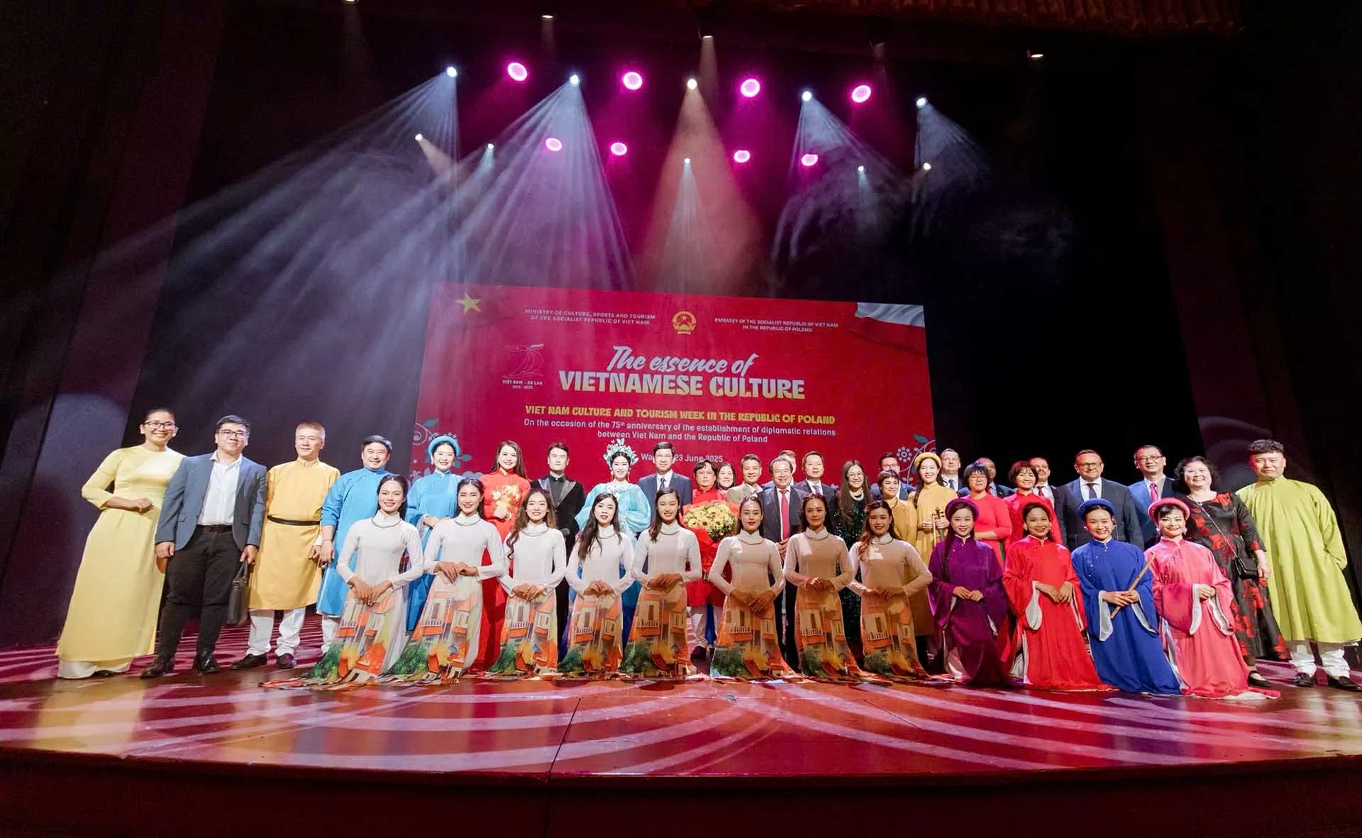 Chương trình nghệ thuật đặc biệt kỷ niệm 75 năm thiết lập quan hệ ngoại giao Việt Nam-Ba Lan Chương trình nghệ thuật đặc biệt kỷ niệm 75 năm thiết lập quan hệ ngoại giao Việt Nam-Ba Lan