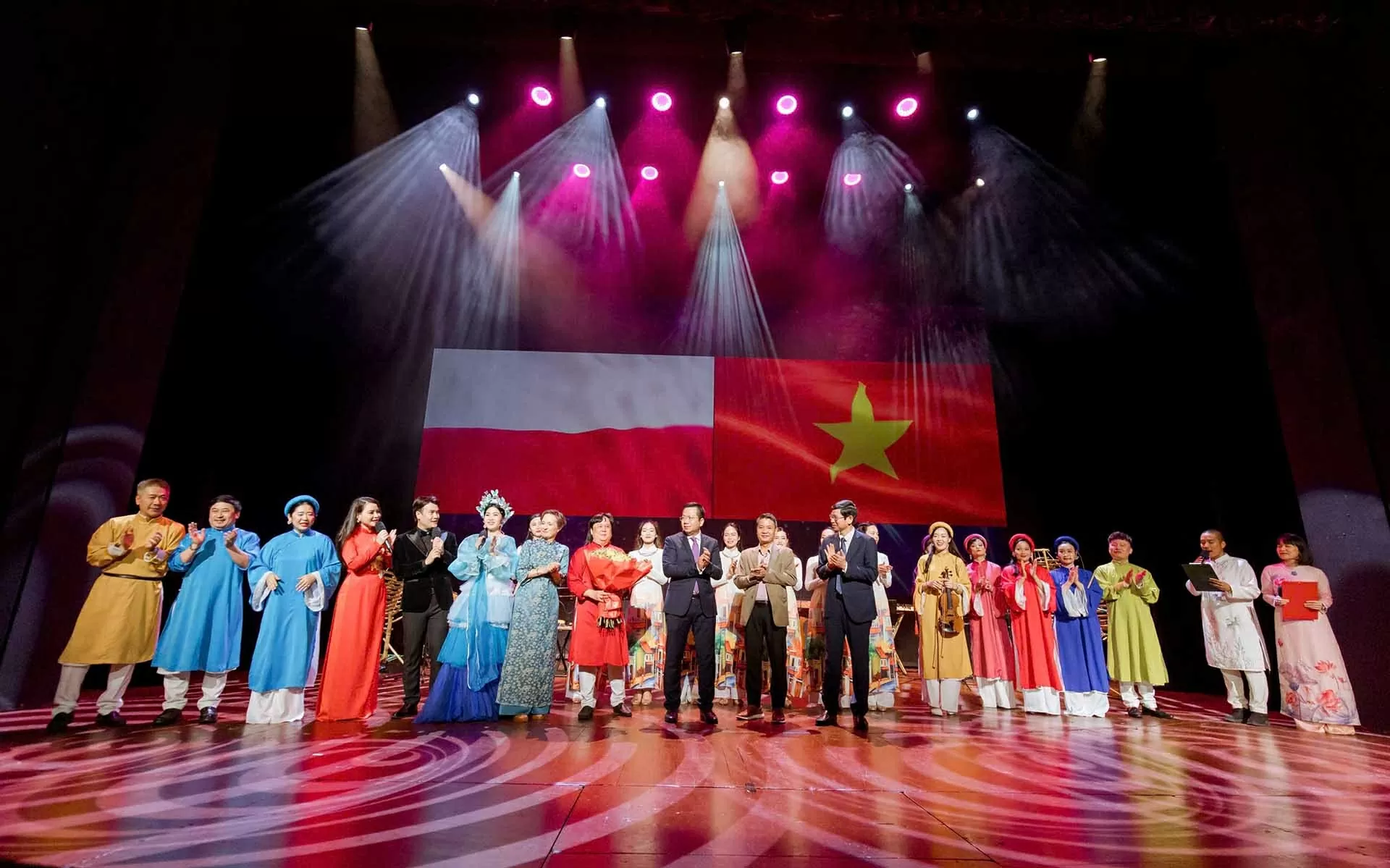 Đại biểu và các nghệ sĩ chụp ảnh lưu niệm tại sự kiện. Đại biểu và các nghệ sĩ chụp ảnh lưu niệm tại sự kiện.
