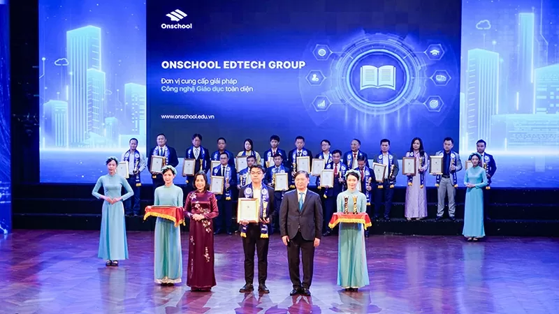 Đại diện Onschool Edtech Group trên sân khấu trao giải tại Lễ vinh danh Top Công nghiệp 4.0 Việt Nam – I4.0 Awards