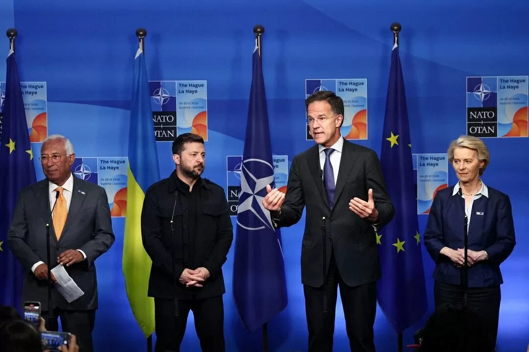 Tổng thư ký NATO Mark Rutte phát biểu bên cạnh Tổng thống Ukraine Volodymyr Zelenskiy, Chủ tịch Ủy ban châu Âu Ursula von der Leyen và Chủ tịch Hội đồng châu Âu Antonio Costa vào ngày đầu tiên của hội nghị thượng đỉnh NATO tại The Hague, Hà Lan, ngày 24 t
