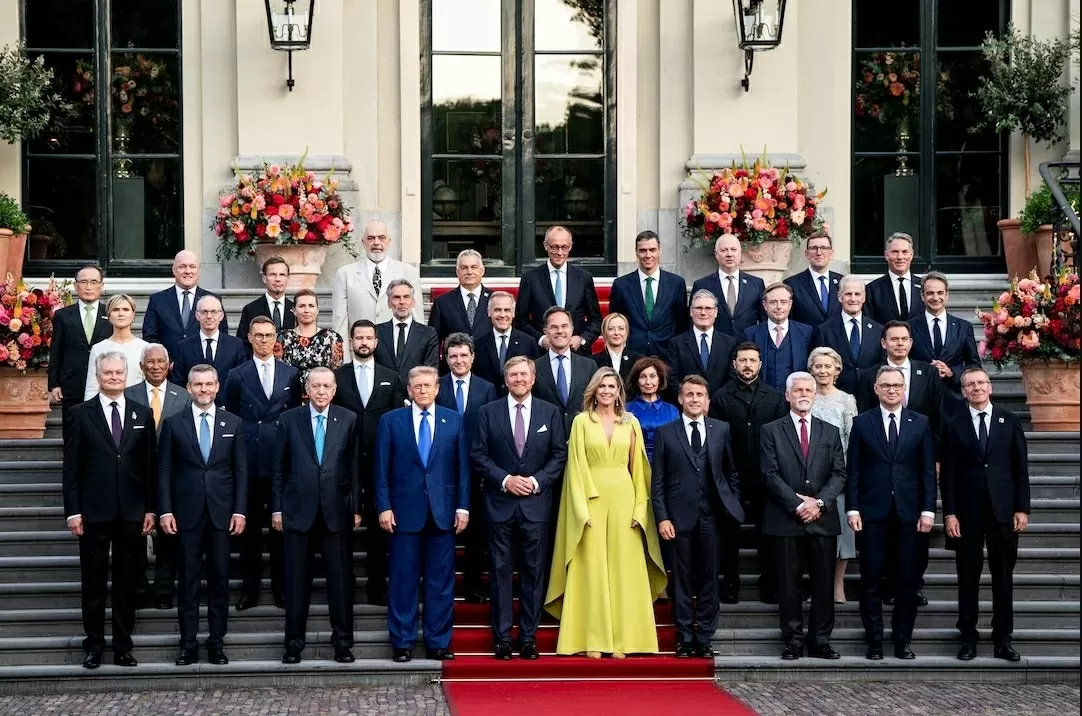 Tổng thống Donald Trump, cùng với Vua Willem-Alexander và Hoàng hậu Maxima của Hà Lan, tạo dáng chụp ảnh gia đình khi ông tham dự hội nghị thượng đỉnh NATO năm 2025 tại The Hague, vào thứ Ba, ngày 24 tháng 6 năm 2025. Haiyun Jiang/Pool qua REUTERS Mua quy