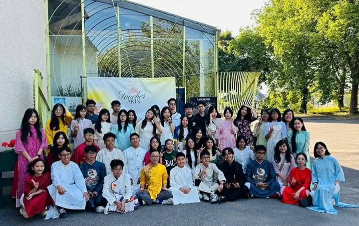 Đông đảo người Pháp tới tham dự Tuần Việt Nam tại Saint Herblain Tuần Việt Nam tại Saint Herblain thu hút đông đảo bạn bè Pháp