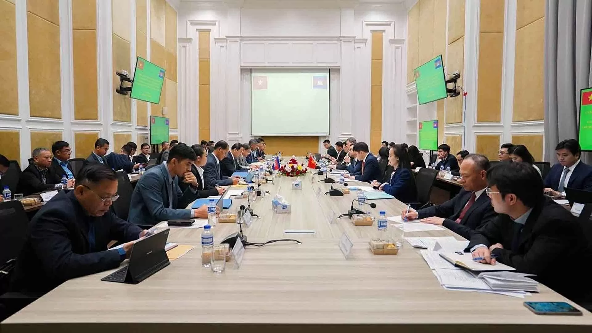 Cuộc họp lần thứ nhất Nhóm chuyên gia Việt Nam-Campuchia về dự thảo Hiệp định quản lý cửa khẩu biên giới trên đất liền Cuộc họp lần thứ nhất Nhóm chuyên gia Việt Nam-Campuchia về dự thảo Hiệp định quản lý cửa khẩu biên giới trên đất liền