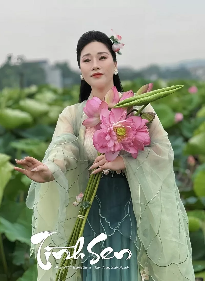 NSƯT Hương Giang ra mắt cuốn sách Phương pháp biểu diễn ca khúc mang âm hưởng dân ca NSƯT Hương Giang ra mắt cuốn sách 'Phương pháp biểu diễn ca khúc mang âm hưởng dân ca'