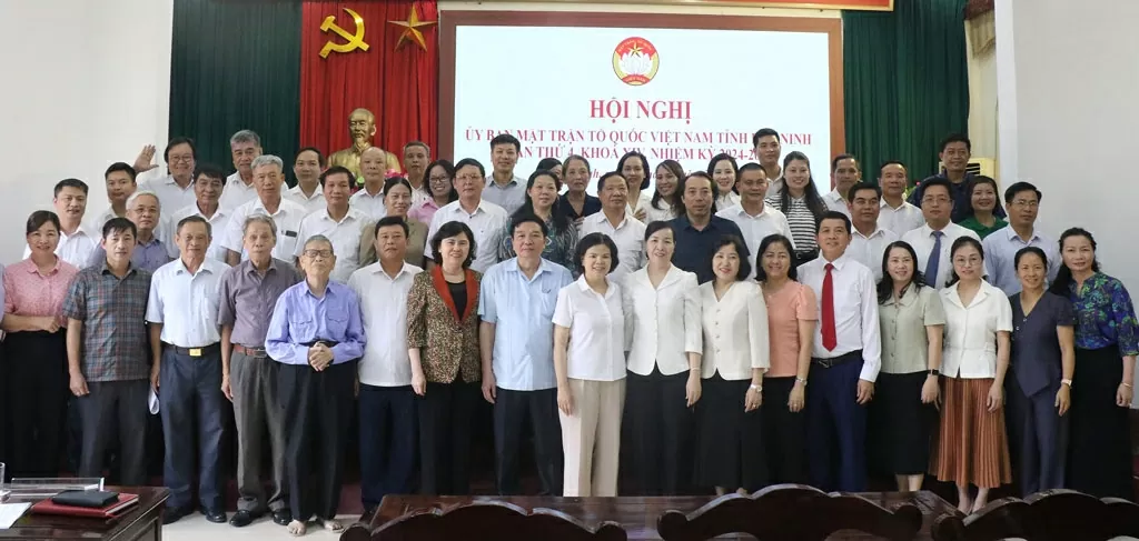 Phó Bí thư Thường trực Tỉnh uỷ, Chủ tịch HĐND tỉnh Nguyễn Hương Giang cùng các đồng chí lãnh đạo tỉnh và đại biểu dự Hội nghị.