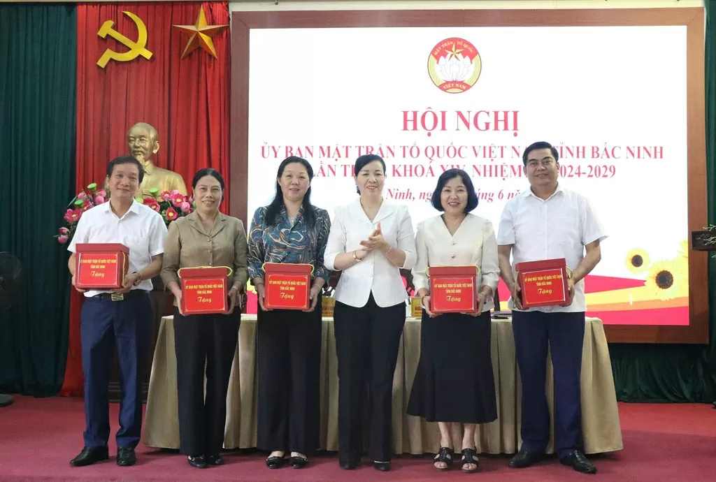 Chủ tịch Ủy ban MTTQ tỉnh Nguyễn Thị Hà tặng quà các vị Ủy viên Ủy ban MTTQ tỉnh nghỉ hưu, chuyển công tác. Chủ tịch Ủy ban MTTQ tỉnh Nguyễn Thị Hà tặng quà các vị Ủy viên Ủy ban MTTQ tỉnh nghỉ hưu, chuyển công tác.