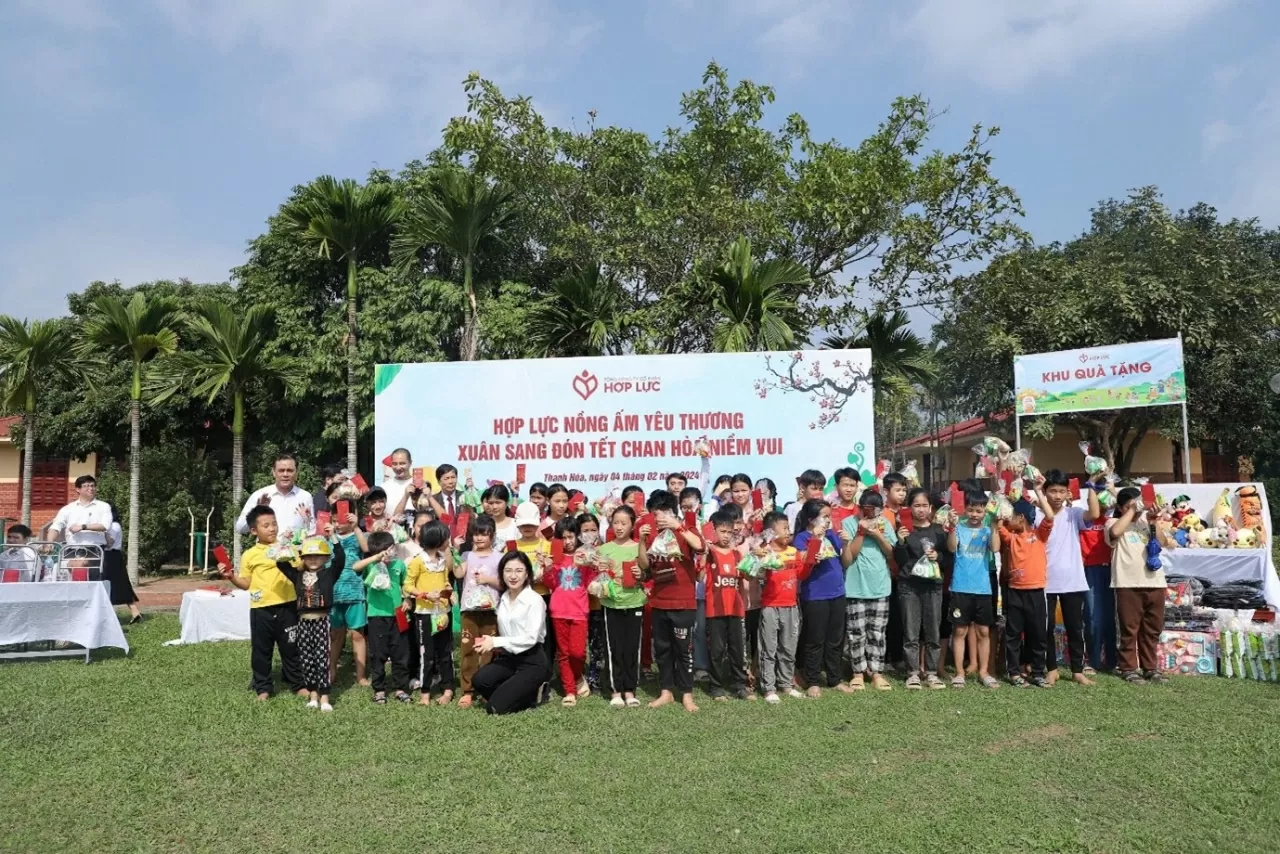 Tổng công ty CP Hợp Lực thăm, chúc tết và tặng quà cho trẻ em tại làng trẻ SOS Thanh Hóa) Tổng công ty CP Hợp Lực thăm, chúc tết và tặng quà cho trẻ em tại làng trẻ SOS Thanh Hóa)