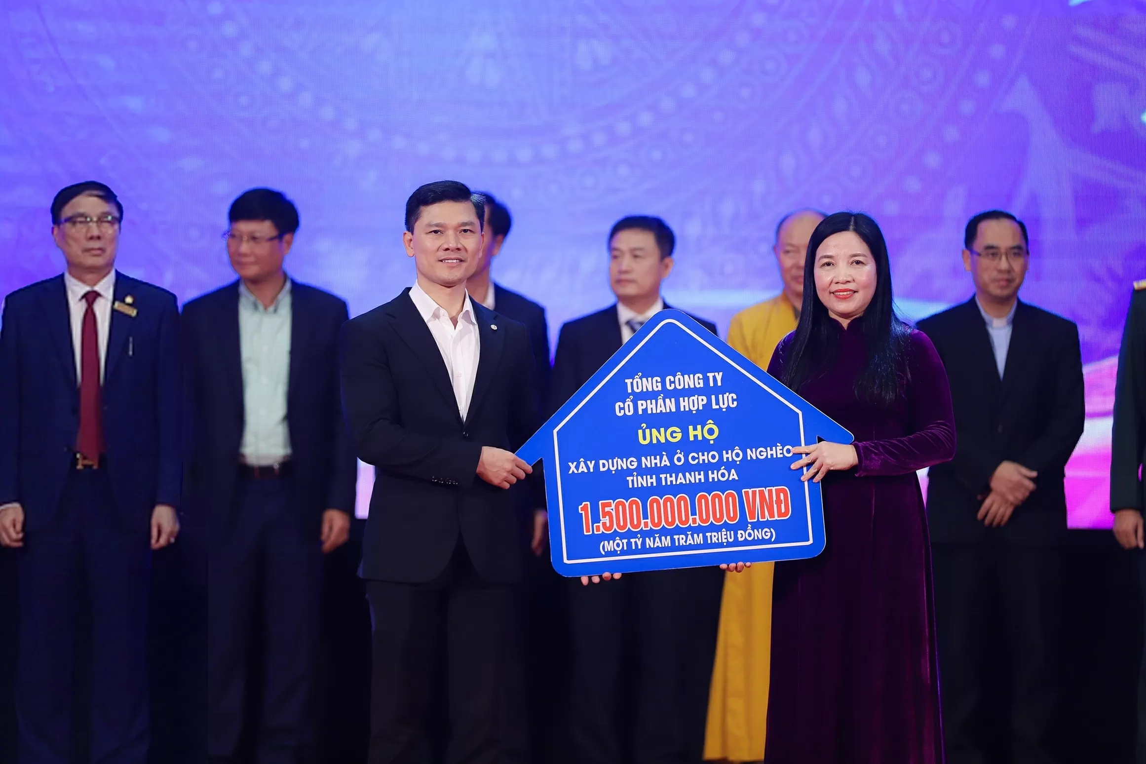 Tổng công ty CP Hợp Lực trao tặng 1,5 tỷ đồng ủng hộ xây dựng nhà ở cho hộ nghèo, hộ gia đình chính sách, hộ còn khó khăn về nhà ở trên địa bàn tỉnh Thanh Hóa trong 02 năm 2024 - 2025) Tổng công ty CP Hợp Lực trao tặng 1,5 tỷ đồng ủng hộ xây dựng nhà ở cho hộ nghèo, hộ gia đình chính sách, hộ còn khó khăn về nhà ở trên địa bàn tỉnh Thanh Hóa trong 02 năm 2024 - 2025)