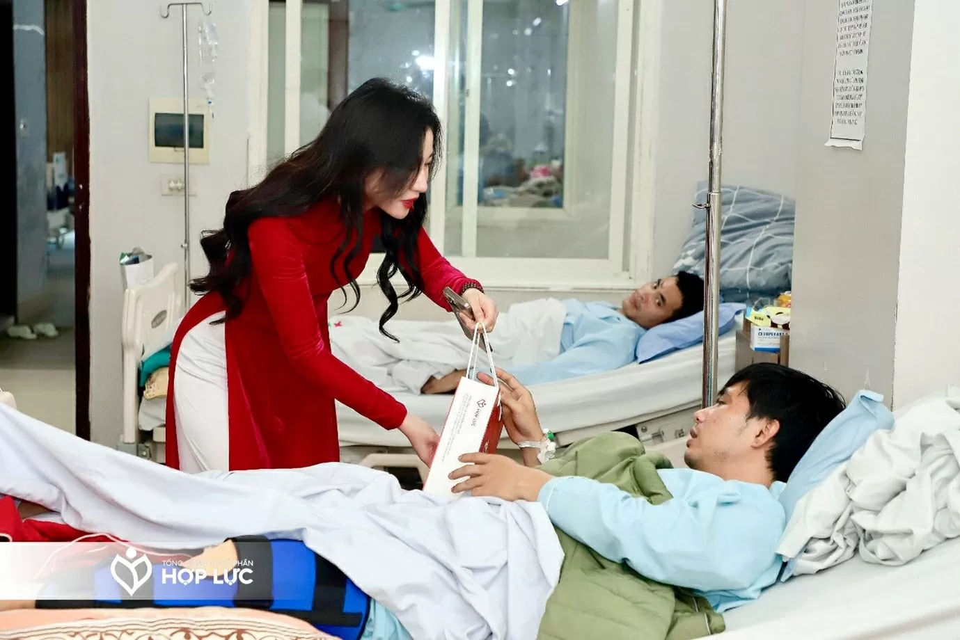 Lãnh đạo Tổng Công ty Cổ phần Hợp Lực thăm hỏi, tặng quà và chúc Tết bệnh nhân nhân tại Bệnh viện đa khoa Hợp Lực.