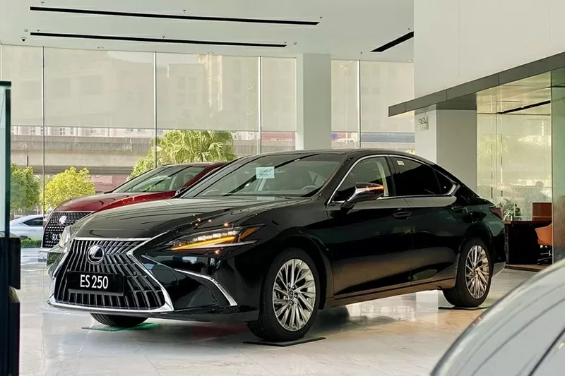 Giá xe Lexus ES 250 đang ở mức 2,36 tỷ, giảm tới 260 triệu so với giá niêm yết