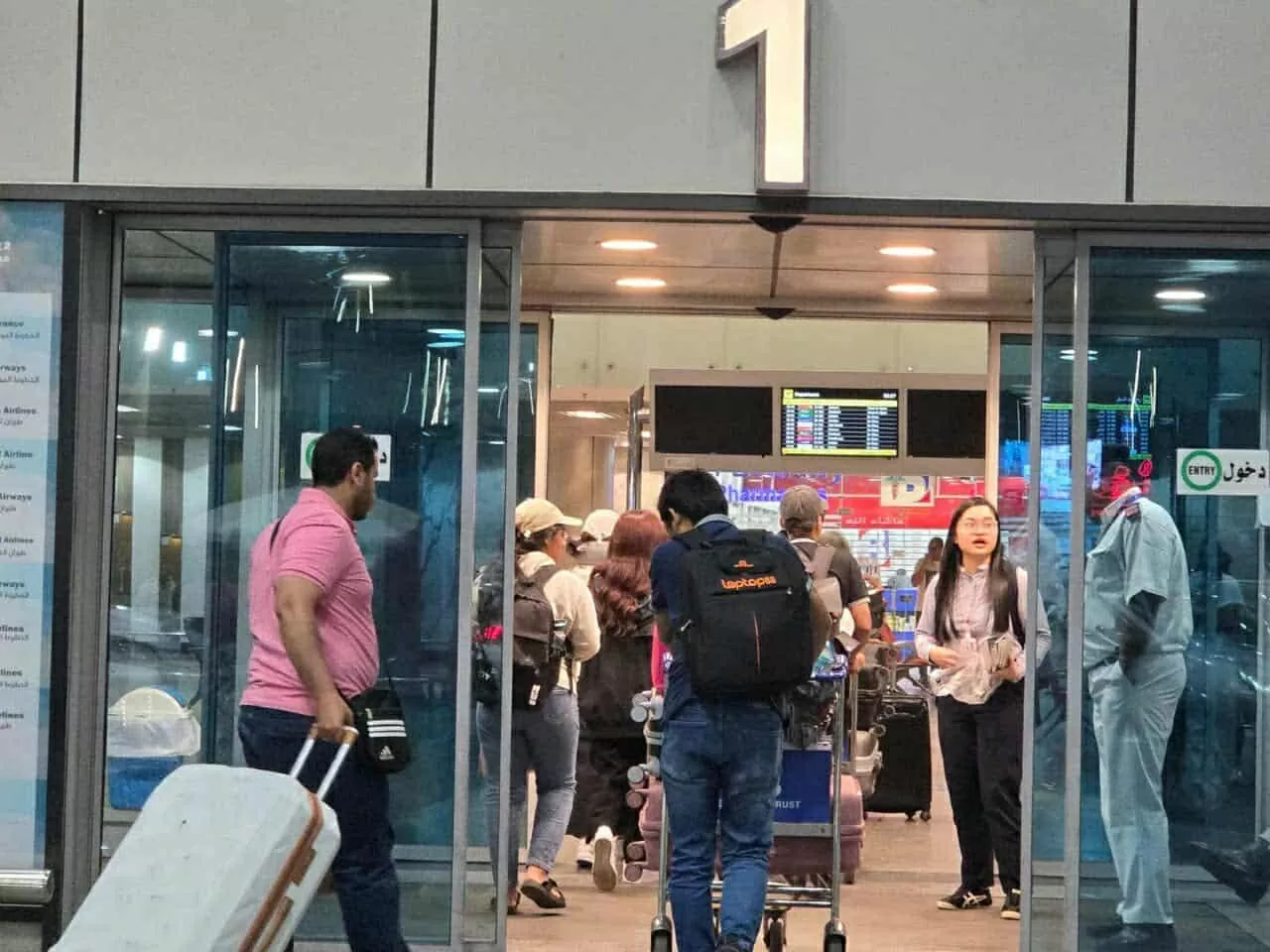Đoàn công dân Việt Nam vào sân bay ở Cairo (Ai Cập) để về nước. (Nguồn: ĐSQ Việt Nam tại Israel)