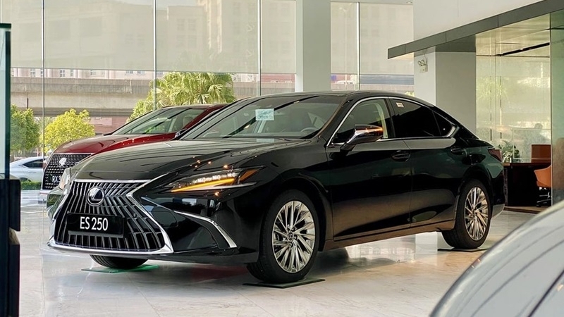 Lexus ES giảm giá tới 260 triệu đồng tại Việt Nam