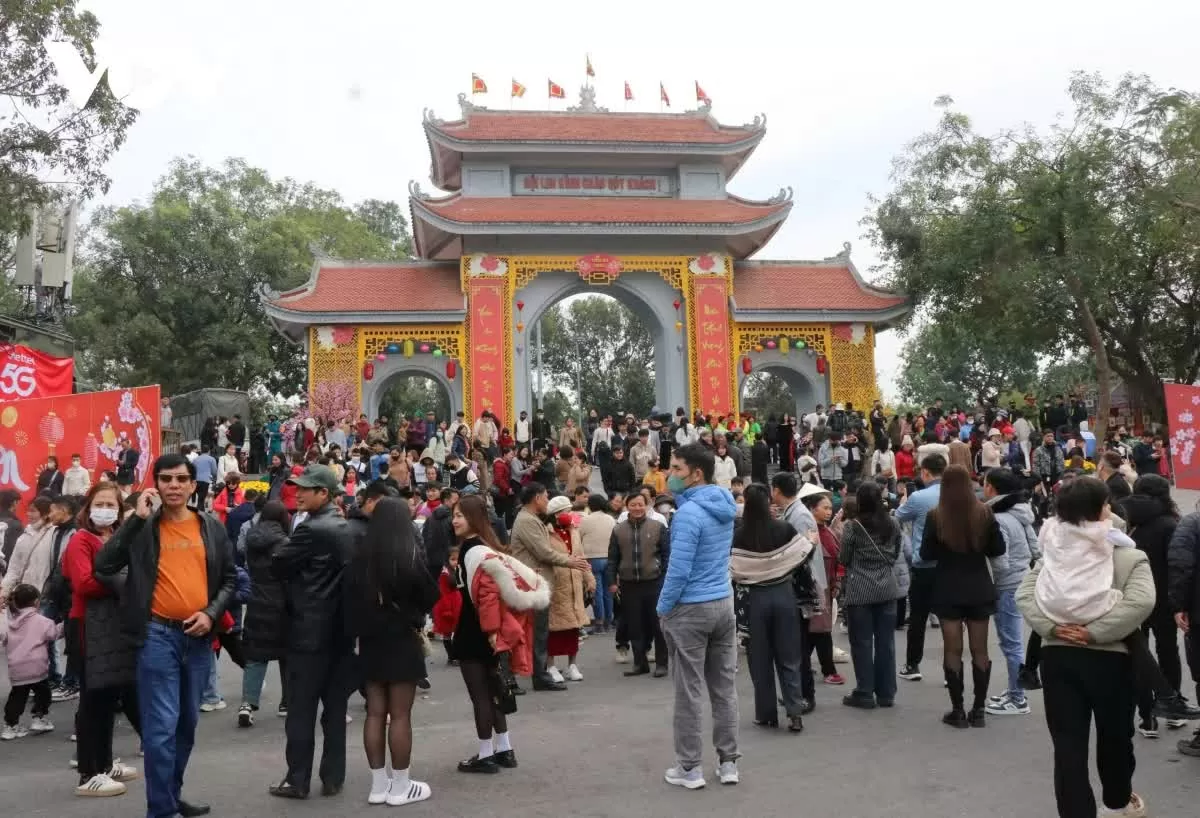 Hàng nghìn du khách trẩy Hội Lim 2025. (Nguồn: VOV) Hàng nghìn du khách trẩy Hội Lim 2025. (Nguồn: VOV)