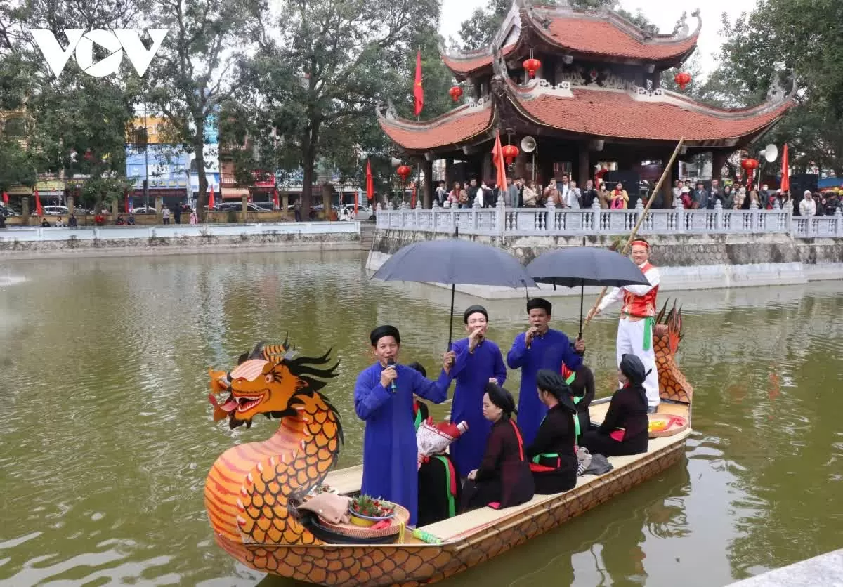 Du khách thập phương được thưởng thức dân ca quan họ trên thuyền