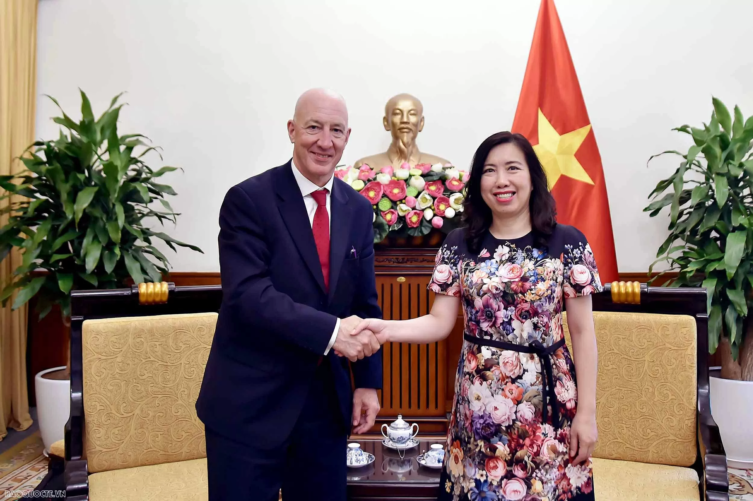 Thứ trưởng Ngoại giao Lê Thị Thu Hằng tiếp Chủ tịch Mạng lưới Hữu nghị Việt Nam - Anh Thứ trưởng Ngoại giao Lê Thị Thu Hằng tiếp Chủ tịch Mạng lưới hữu nghị Việt Nam - Anh