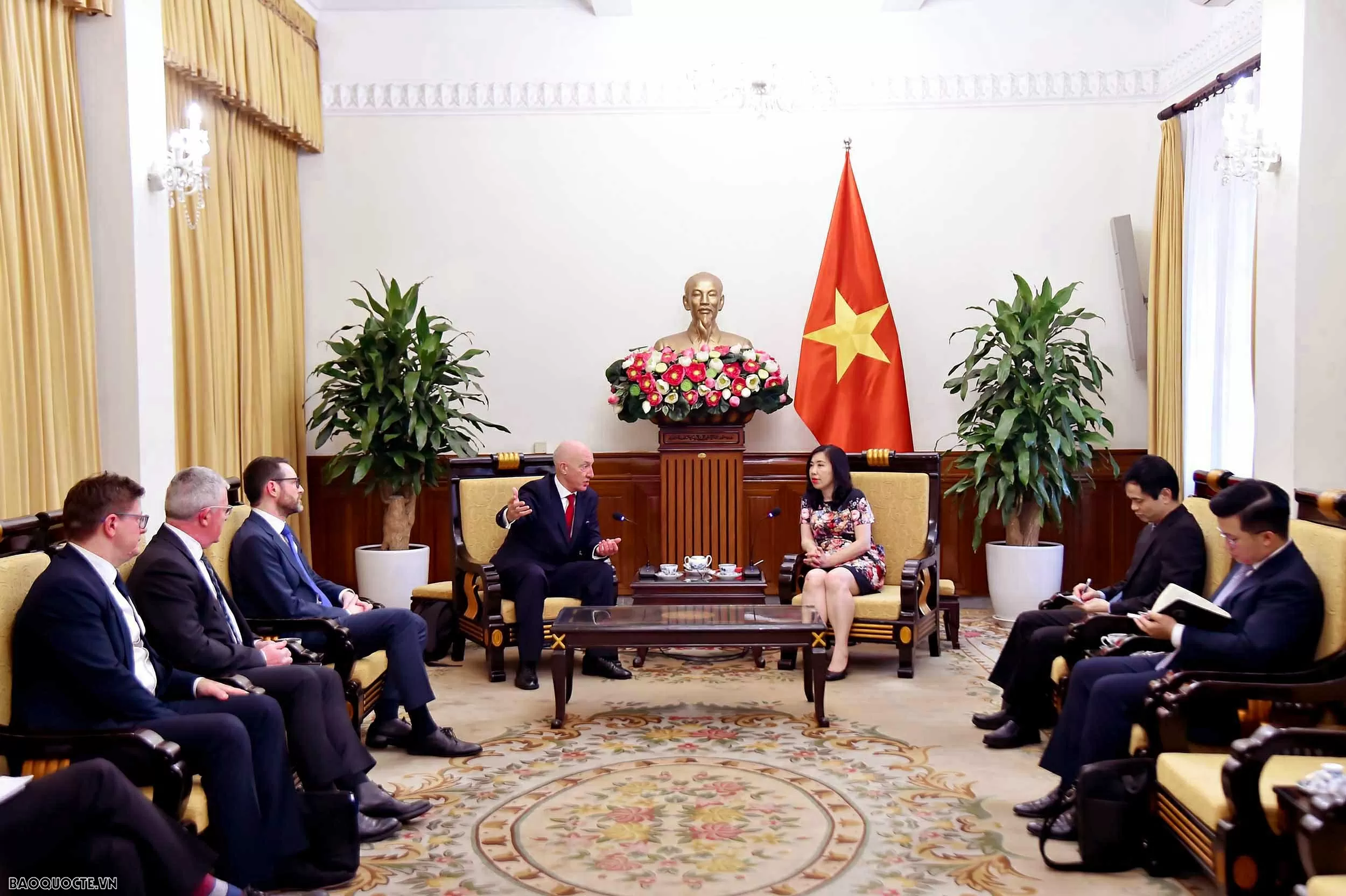 Thứ trưởng Ngoại giao Lê Thị Thu Hằng tiếp Chủ tịch Mạng lưới Hữu nghị Việt Nam - Anh Thứ trưởng Ngoại giao Lê Thị Thu Hằng tiếp Chủ tịch Mạng lưới hữu nghị Việt Nam - Anh