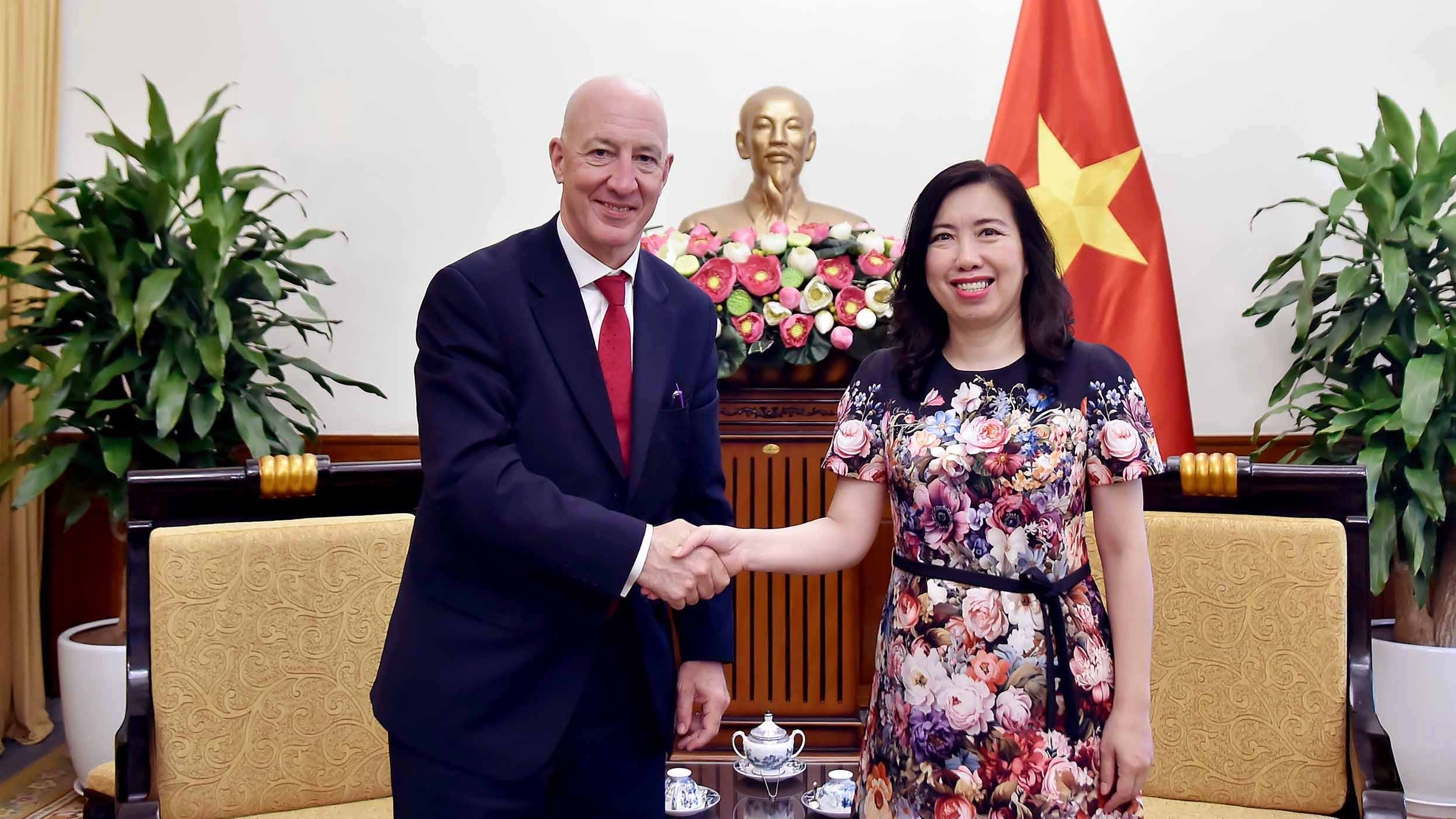 Thứ trưởng Ngoại giao Lê Thị Thu Hằng tiếp Chủ tịch Mạng lưới hữu nghị Việt Nam - Anh