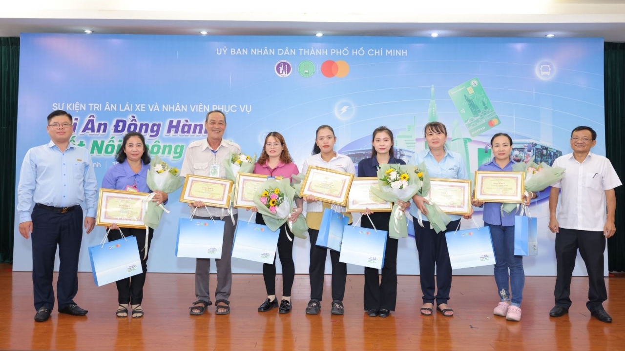 TP. Hồ Chí Minh vinh danh lực lượng xe buýt thúc đẩy chuyển đổi số ngành giao thông