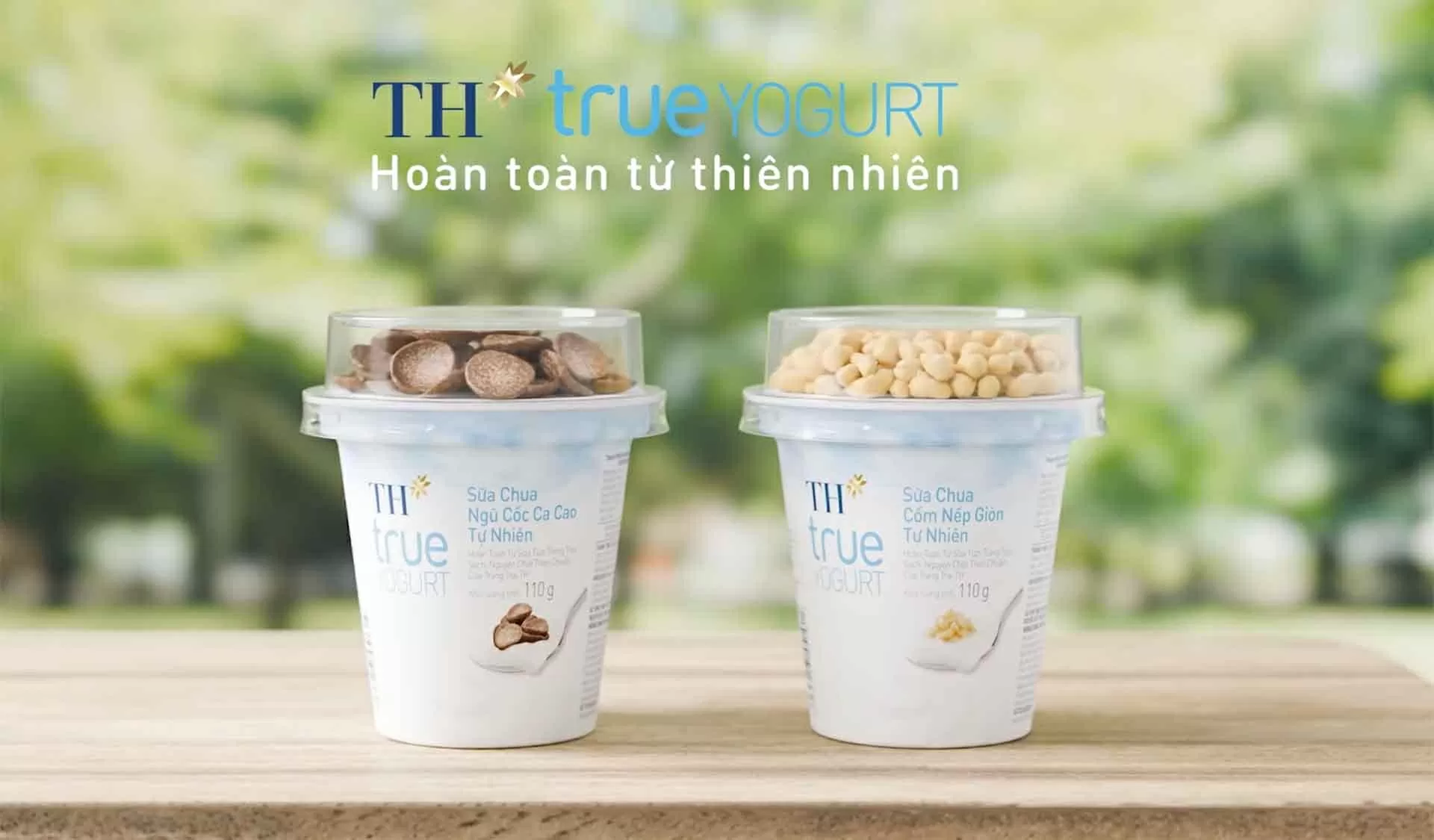 Sữa chua ăn cao cấp với thiết kế bao bì 2 ngăn sáng tạo, tách riêng phần topping (như cốm nếp giòn, ngũ cốc cacao) và phần sữa chua sánh mịn bên dưới mang trải nghiệm mới lạ cho người tiêu dùng