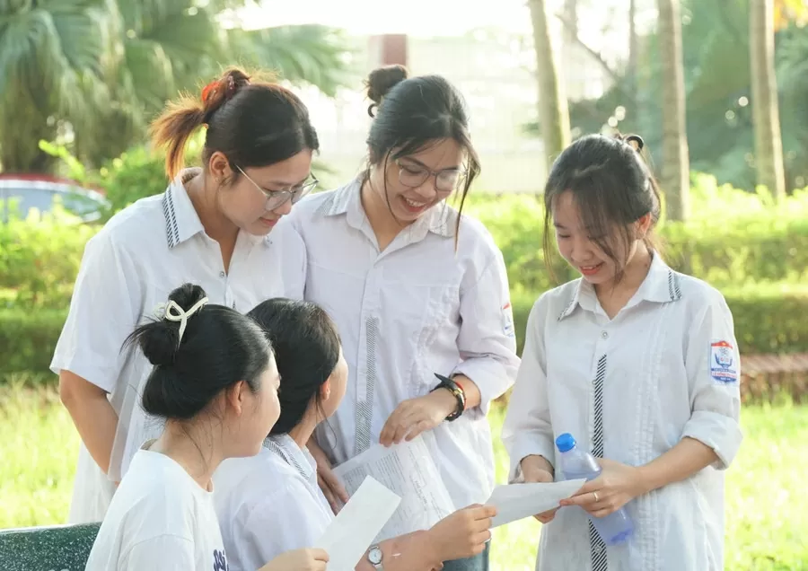 Hơn 1 triệu thí sinh bước vào môn thi Ngữ văn tốt nghiệp THPT 2025 Hơn 1 triệu thí sinh bước vào môn thi Ngữ văn tốt nghiệp THPT 2025