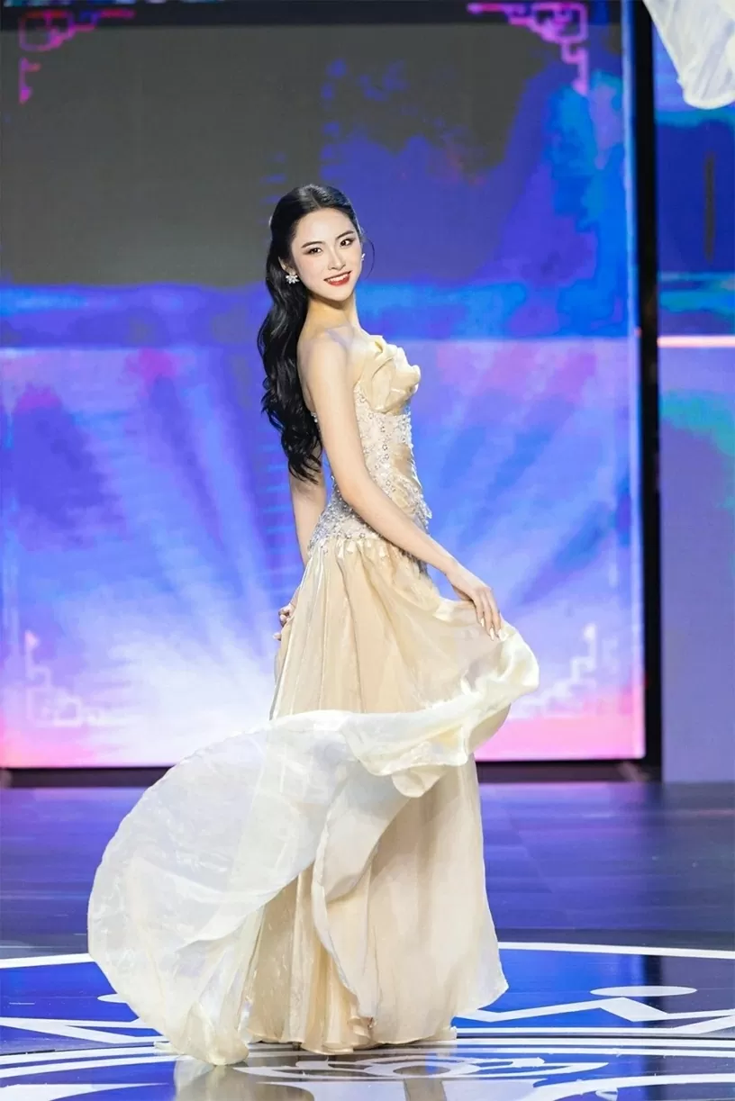 Nguyễn Thị Vân Nhi sinh năm 2005, đến từ Hải Phòng, hiện là sinh viên Đại học Phenikaa. Cô cao 1,74 m, nặng 56kg, số đo 3 vòng 80-62-95cm.