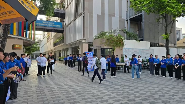 Hơn 7.200 thí sinh bỏ thi, 10 em bị đình chỉ ở buổi thi tốt nghiệp THPT môn Văn Hơn 7.200 thí sinh bỏ thi, 10 em bị đình chỉ ở buổi thi tốt nghiệp THPT môn Văn