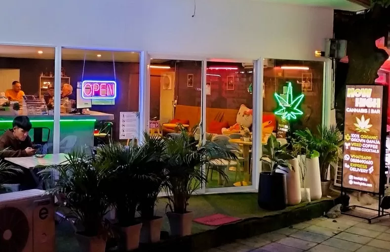 Một cửa hàng cần sa và quán bar ở Chaweng trên đảo du lịch Koh Samui ở phía nam Thái Lan.  (Nguồn: Bangkok Post)